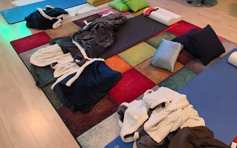 Praxis am Zoo nach einer Breathwork-Session: zerwühlte Decken und Kissen auf den Matten
